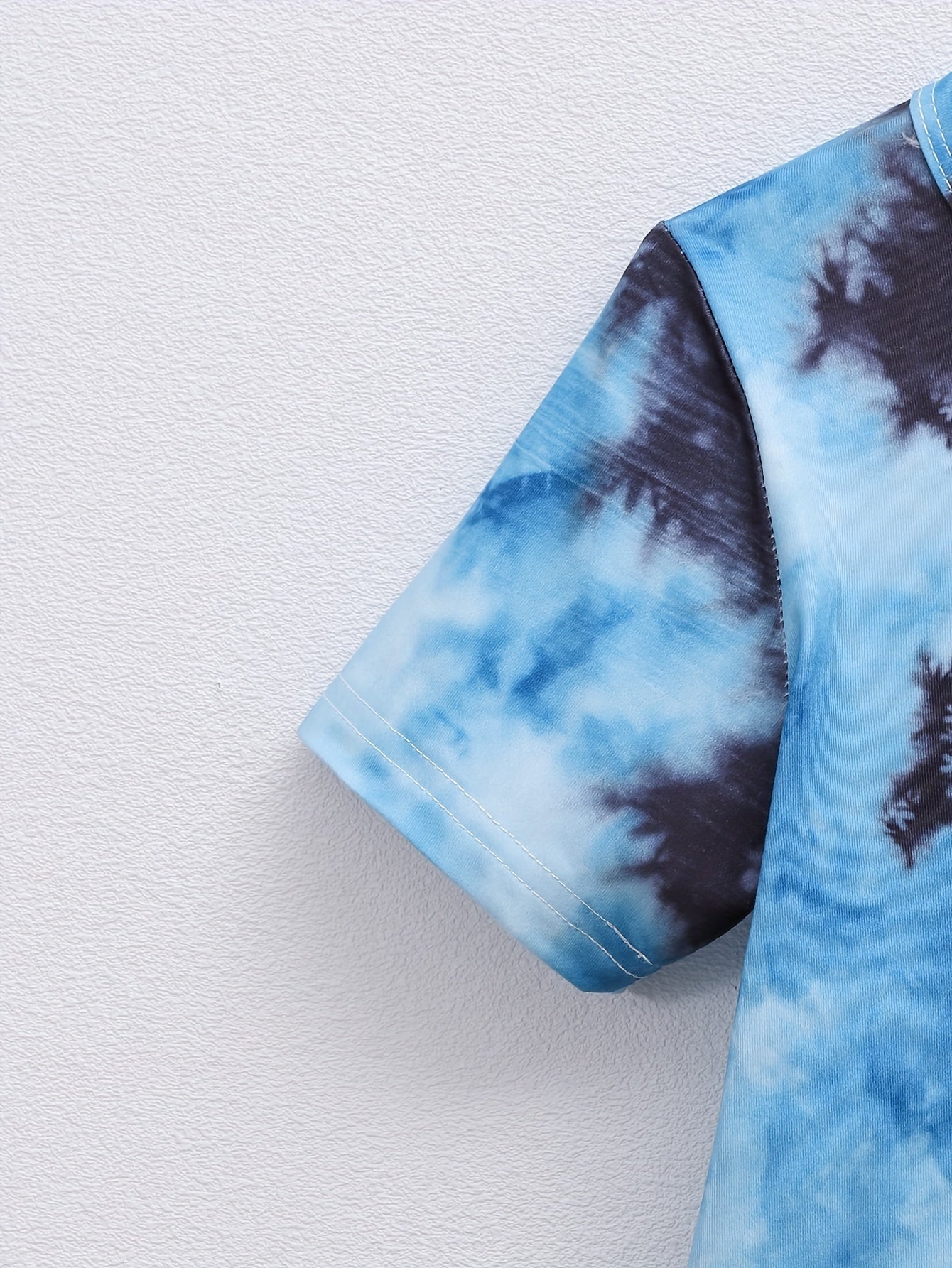 Randomly Sent 16pcs Of Clothing For Boys Summer Suits, Fashionable Printing + Copywriting Printing Short-sleeved T-shirt + Matching Shorts, Casual Suits, for Outdoor