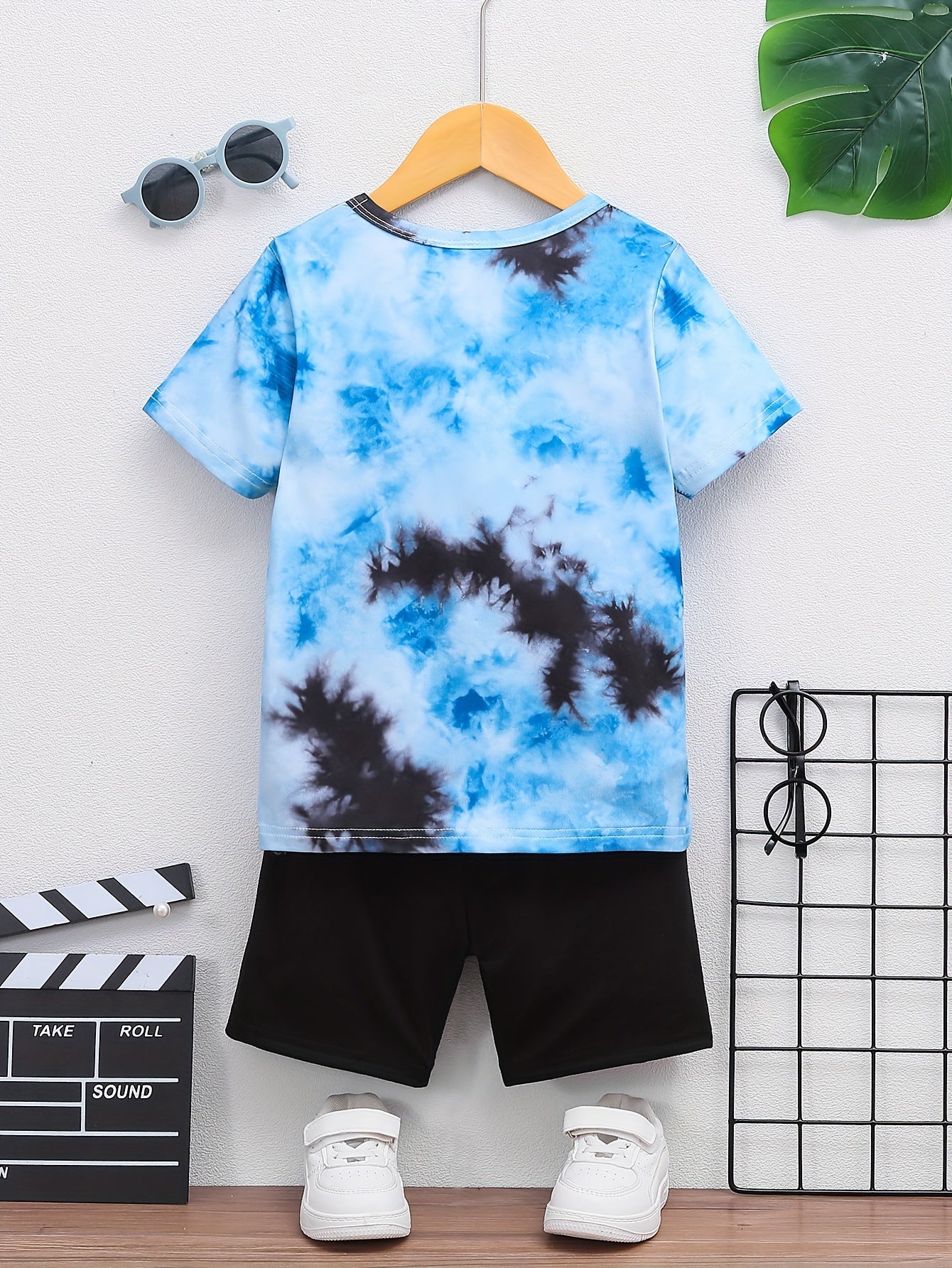 Randomly Sent 16pcs Of Clothing For Boys Summer Suits, Fashionable Printing + Copywriting Printing Short-sleeved T-shirt + Matching Shorts, Casual Suits, for Outdoor